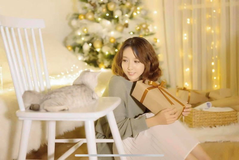 Được biết, Ly Nga kém chị mình 12 tuổi và được nhận xét là có phần xinh đẹp và sắc nét hơn người chị nổi tiếng của mình