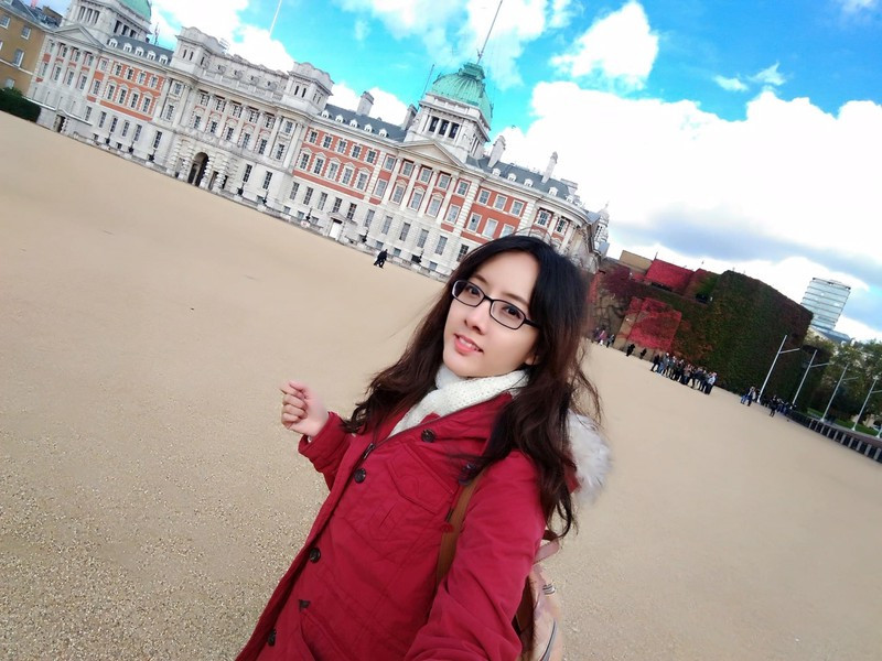 Cũng giống như người chị là BTV, Ly Nga được nhận xét và tài năng và xinh đẹp, nhưng có phần ít nói. Cô từng có khoảng thời gian dài học tập và thực tập tại những tập đoàn nổi tiếng trên thế giới