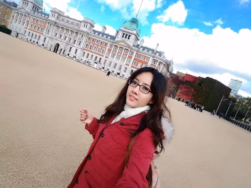 Cũng giống như người chị là BTV, Ly Nga được nhận xét và tài năng và xinh đẹp, nhưng có phần ít nói. Cô từng có khoảng thời gian dài học tập và thực tập tại những tập đoàn nổi tiếng trên thế giới