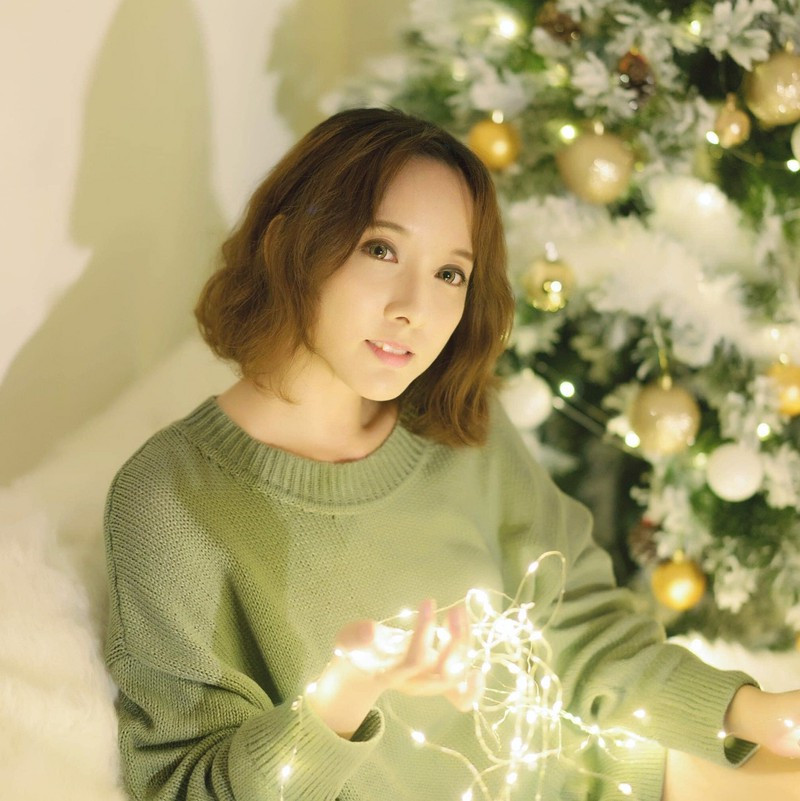 Cô có nhiều nét giống người chị nổi tiếng của mình như trán và sống mũi cao. Đặc biệt, vẻ bề ngoài của cô có phần mang phong cách của người phương tây