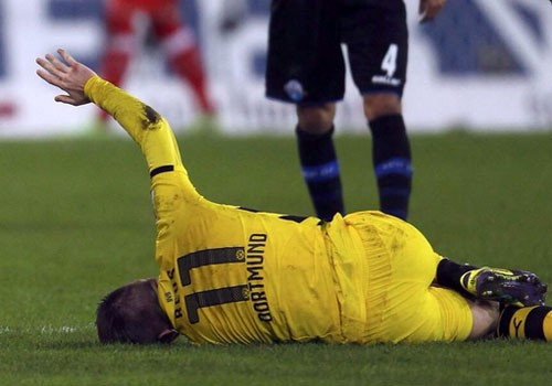 Marco Reus: Những chấn thương của tiền vệ tấn công tài năng 25 tuổi người Đức được coi là nguyên nhân chính khiến Borussia Dortmund suy yếu nghiêm trọng ở mùa này. Họ hiện đứng ở tận vị trí thứ 17 Bundesliga, trong nhóm có nguy cơ xuống hạng, điều không ai dám nghĩ tới trước mùa giải. Tình trạng chấn thương mắt cá chân của Reus lúc này là mối lo ngại chính của HLV Jurgen Klopp và những người liên quan tới Dortmund.