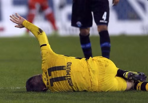 Marco Reus: Những chấn thương của tiền vệ tấn công tài năng 25 tuổi người Đức được coi là nguyên nhân chính khiến Borussia Dortmund suy yếu nghiêm trọng ở mùa này. Họ hiện đứng ở tận vị trí thứ 17 Bundesliga, trong nhóm có nguy cơ xuống hạng, điều không ai dám nghĩ tới trước mùa giải. Tình trạng chấn thương mắt cá chân của Reus lúc này là mối lo ngại chính của HLV Jurgen Klopp và những người liên quan tới Dortmund.