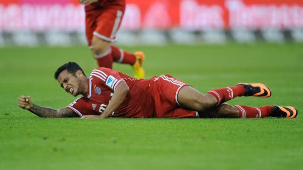 Thiago Alcantara (Bayern Munich): Tiền vệ trung tâm 23 tuổi người Tây Ban Nha là tài năng trẻ được đánh giá cao. Nhưng những chấn thương đầu gối đã khiến anh không thể giữ chắc được một chỗ trong đội hình chính của Bayern Munich, dù chính HLV Pep Guardiola đã chiêu mộ anh từ Barcelona. Chấn thương dây chằng đầu gối từ hồi 3/2013 cũng từng làm anh lỡ mất cơ hội có tên trong thành phần tuyển Tây Ban Nha tham dự World Cup 2014.