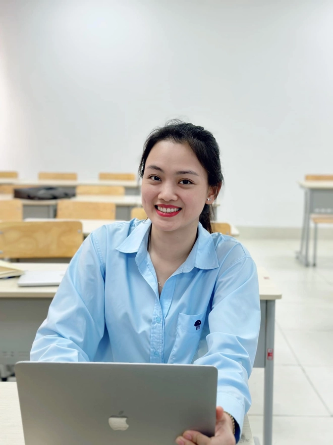 Cô nàng sở hữu nhan sắc xinh đẹp, phong cách thời trang giản dị nhưng vẫn rất thu hút.