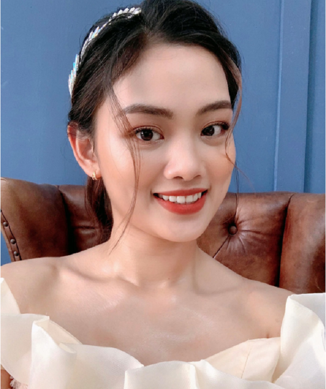 Cô nàng sở hữu nét đẹp nữ tính, dịu dàng.