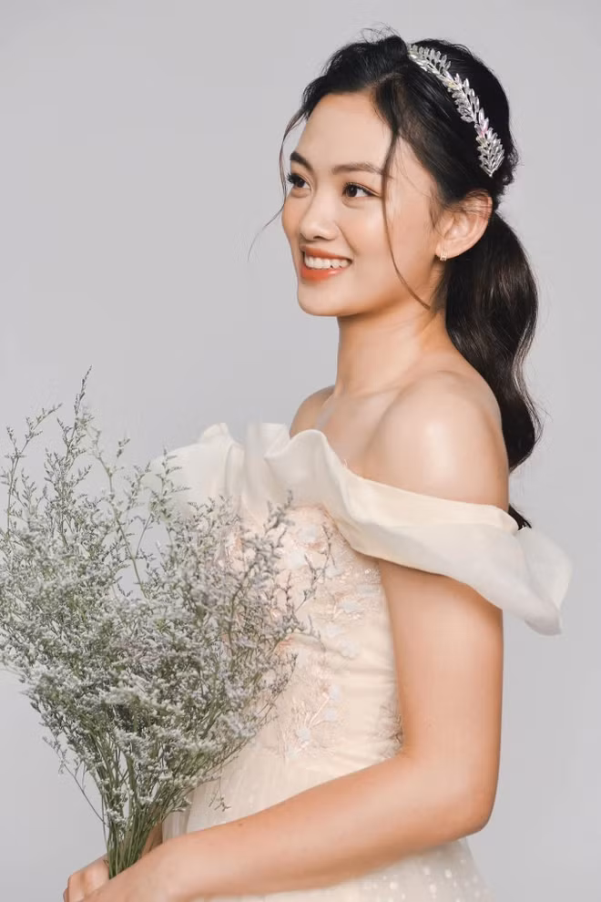 Cô nàng vừa mới mở trung tâm dạy tiếng Anh dành riêng cho VĐV thể thao. Đó cũng là lý do cô nàng được Xuân Trường động viên và chúc mừng.