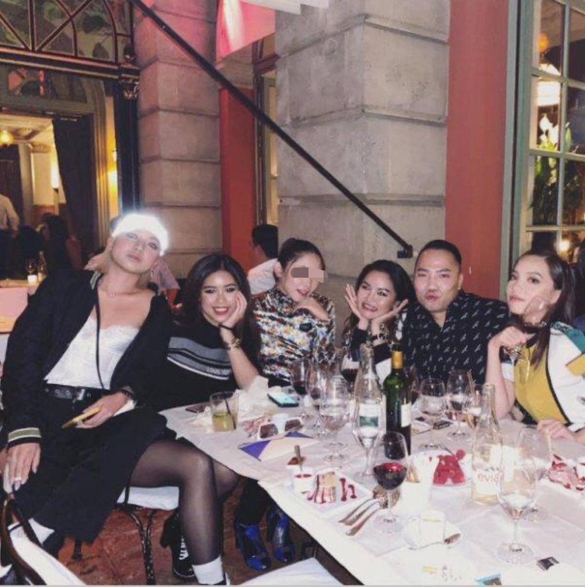 Đầu tiên, Nga Nguyễn chơi thân với Rich Kid Tiên Nguyễn (SN 1996), em chồng "ngọc nữ" Tăng Thanh Hà. Hai cô gái thường xuyên xuất hiện cùng nhau trong các bữa tiệc tại nước ngoài cũng như tương tác tích cực trên mạng xã hội.