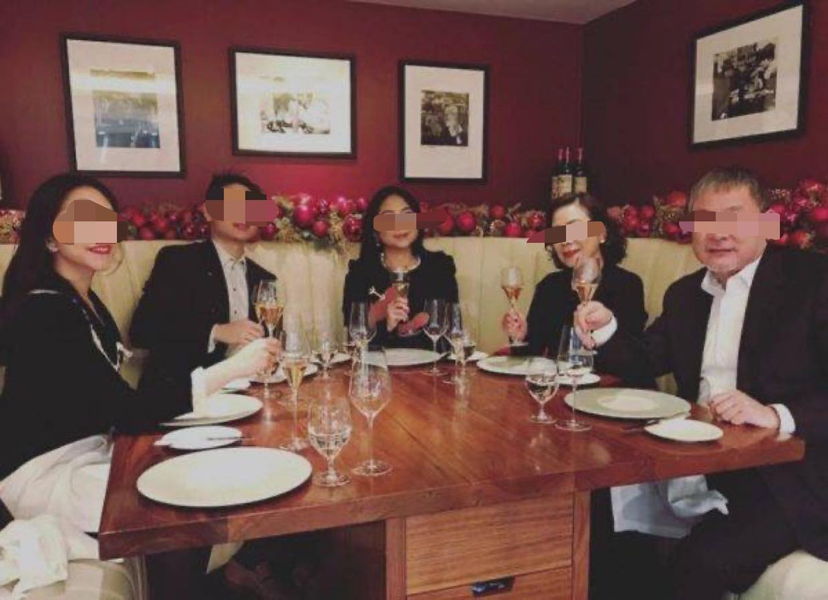 Nga Nguyễn sớm đi Anh theo học ngành Khoa học chính trị tại trường King’s College London. Nhưng sau đó, cô nàng lại theo ngành thời trang và làm việc tại tập đoàn LVMH, nơi thâu tóm gần như toàn bộ các thương hiệu xa xỉ trên thế giới.