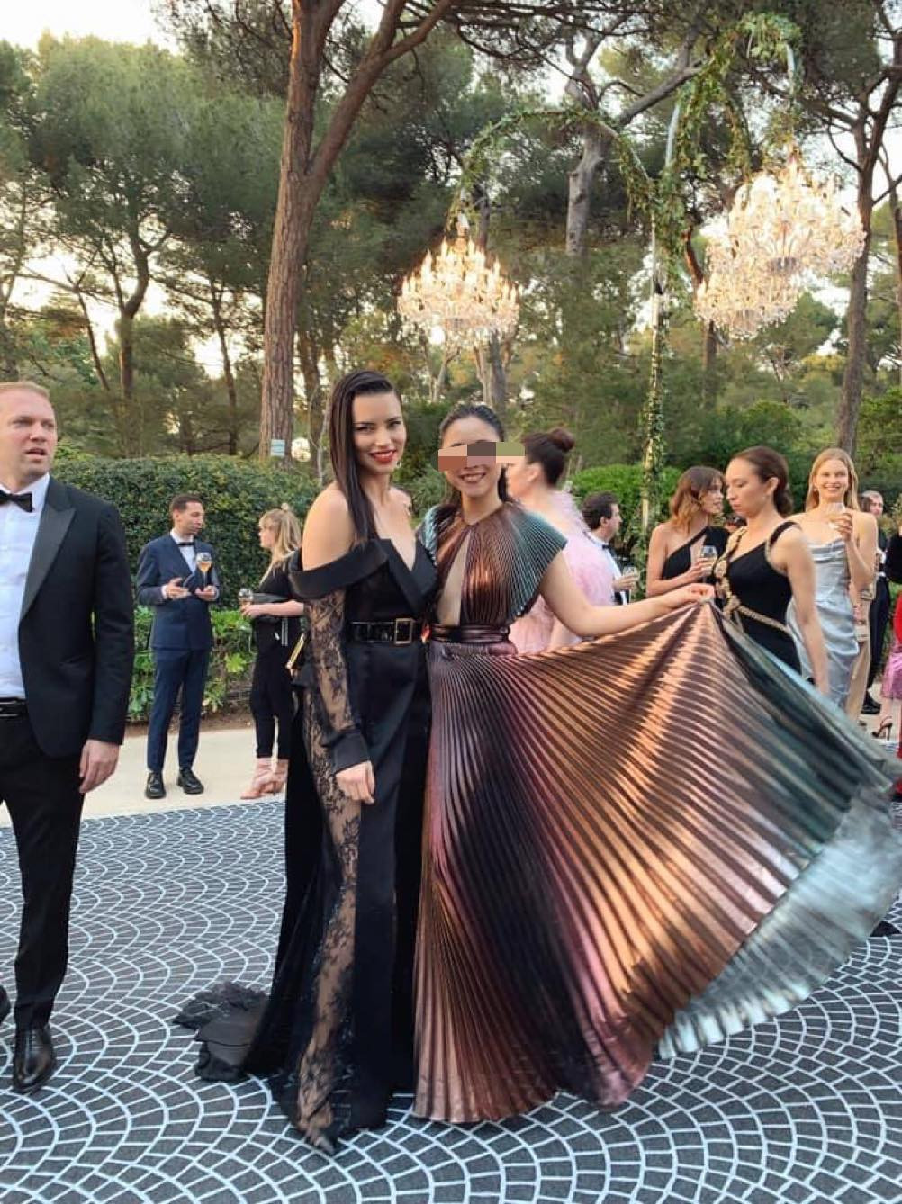 Thậm chí, Nga Nguyễn từng có cơ hội xuất hiện tại Met Gala 2018, bữa tiệc Oscar của giới thời trang do bà trùm Anna Wintour tổ chức. Mỗi năm, buổi tiệc này chỉ có khoảng 500-600 khách mời.