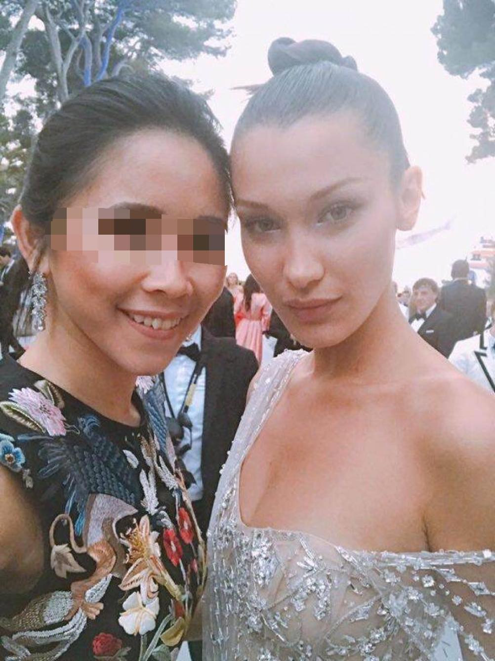 Việc gặp gỡ các siêu sao, người mẫu đình đám thế giới đối với Nga Nguyễn là điều dễ dàng. Trên trang cá nhân, cô gái người Hải Phòng thường khoe khoảnh khắc thân mật bên cạnh các tên tuổi lớn trong làng giải trí thế giới.