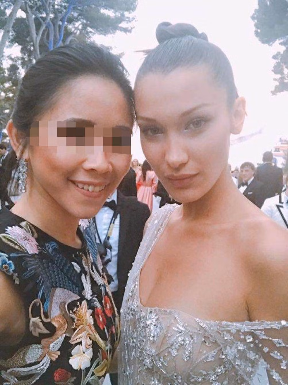 Việc gặp gỡ các siêu sao, người mẫu đình đám thế giới đối với Nga Nguyễn là điều dễ dàng. Trên trang cá nhân, cô gái người Hải Phòng thường khoe khoảnh khắc thân mật bên cạnh các tên tuổi lớn trong làng giải trí thế giới.