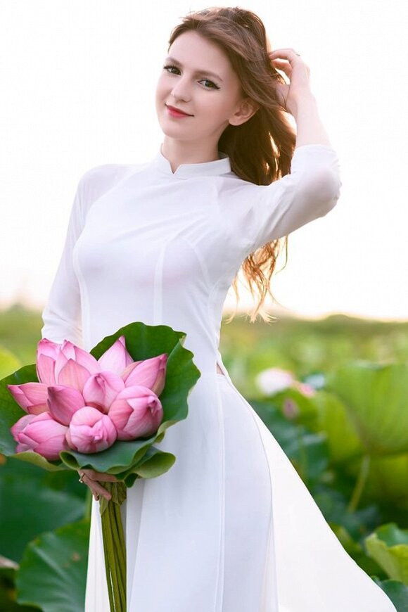 Alexandra từng gây chú ý khi công khai "thả thính" cầu thủ Đoàn Văn Hậu trong trận Chung kết bóng đá nam SEA Games 30 với U22 Indonesia. Cụ thể, người đẹp đã công khai gửi bình luận đến Văn Hậu kèm biểu tượng ba trái tim.