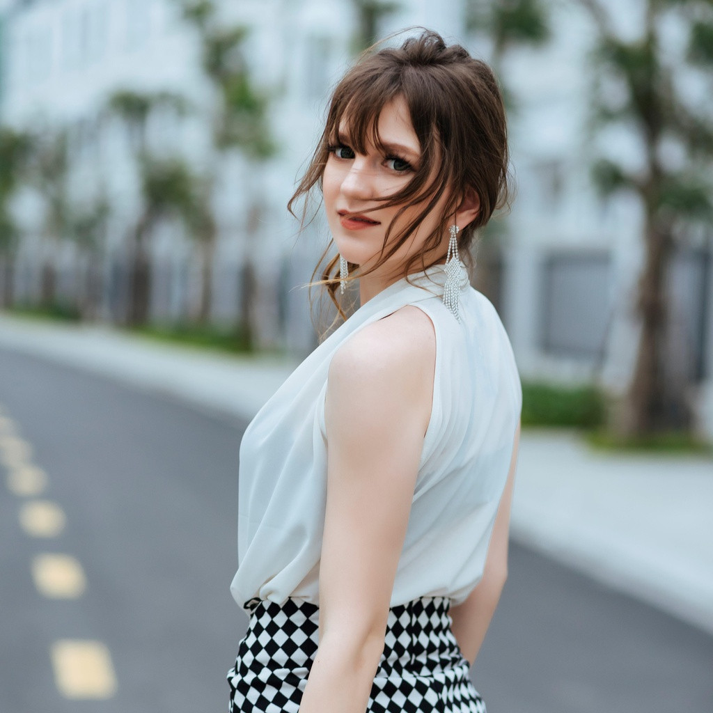 Trước khi đến với công việc DJ, mỹ nhân 9X làm qua nhiều công việc khác như dạy tiếng Anh, dạy đàn piano và dạy múa tại một số trung tâm.