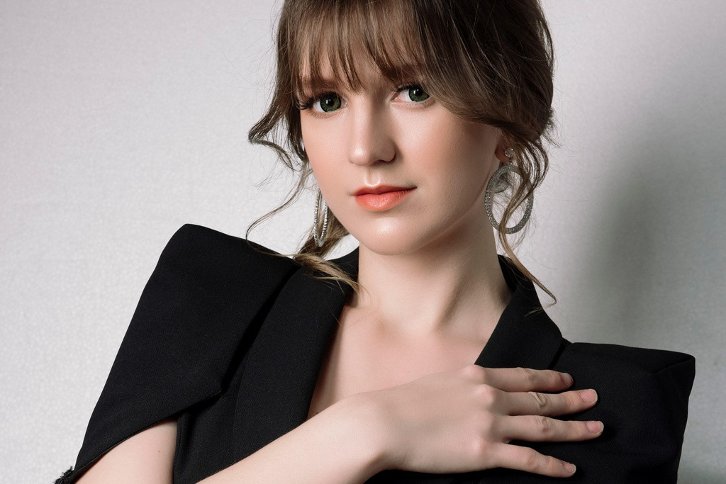 Alexandra Rud có thể nói được 5 thứ tiếng khác nhau là tiếng Nga, Ba Lan, Đức, Anh và một chút tiếng Việt. Mặc dù đã sinh sống tại Việt Nam khá lâu, nhưng nữ DJ này không bắt buộc phải giao tiếp nhiều bằng tiếng Việt nên việc học tiếng của cô nàng khá khó khăn.