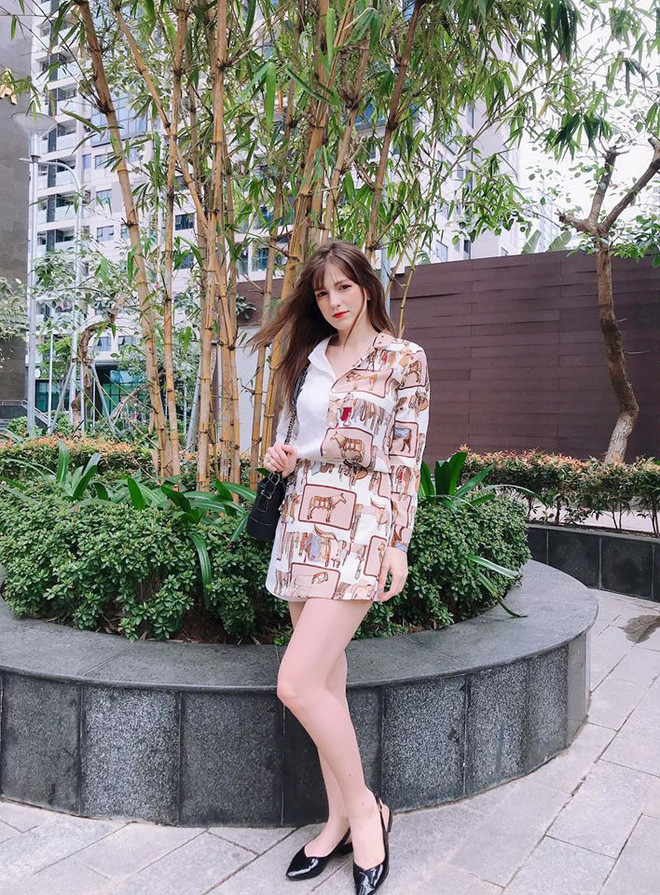 Alexandra Rud đến từ Zaporizhia (Ukraine), cô nàng này là nữ DJ nổi tiếng làm việc tại Hà Nội. Hot girl từ lâu đã nhận được sự chú ý từ cư dân mạng nhờ khuôn mặt xinh đẹp như búp bê.