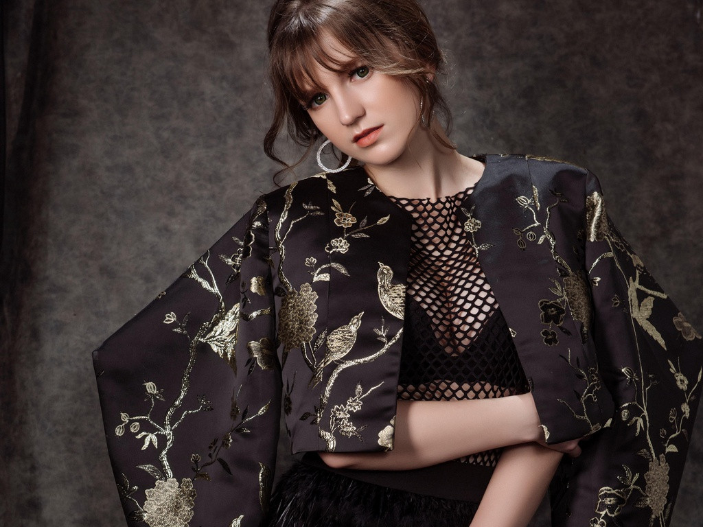 Không ai có thể tin được rằng, nữ DJ Ukraine bốc lửa này từng làm một cô giáo có phong cách dịu dàng, khác hoàn toàn với hình tượng "máu lửa" của DJ nhiều chương trình.