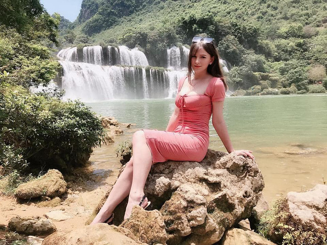 Trước phản ứng của dư luận, Alexandra lên tiếng đính chính về hành động của cô với chàng cầu thủ đội U22 Việt Nam. Cô nàng khẳng định cô không "thả thính" mà chỉ là lời khen và động viên Văn Hậu cũng như đội tuyển Việt Nam.