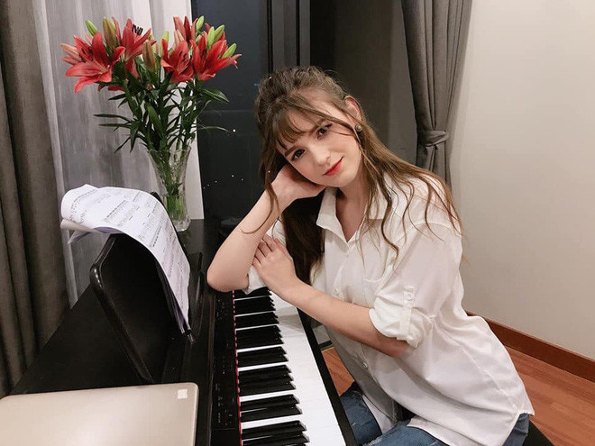 Ngoài dàn diễn viên quen thuộc, trong MV Chuyện tình anh thanh niên của diễn viên hài Trung Ruồi còn gây chú ý với khi có sự xuất hiện của nữ DJ nổi tiếng Alexandra Rud.