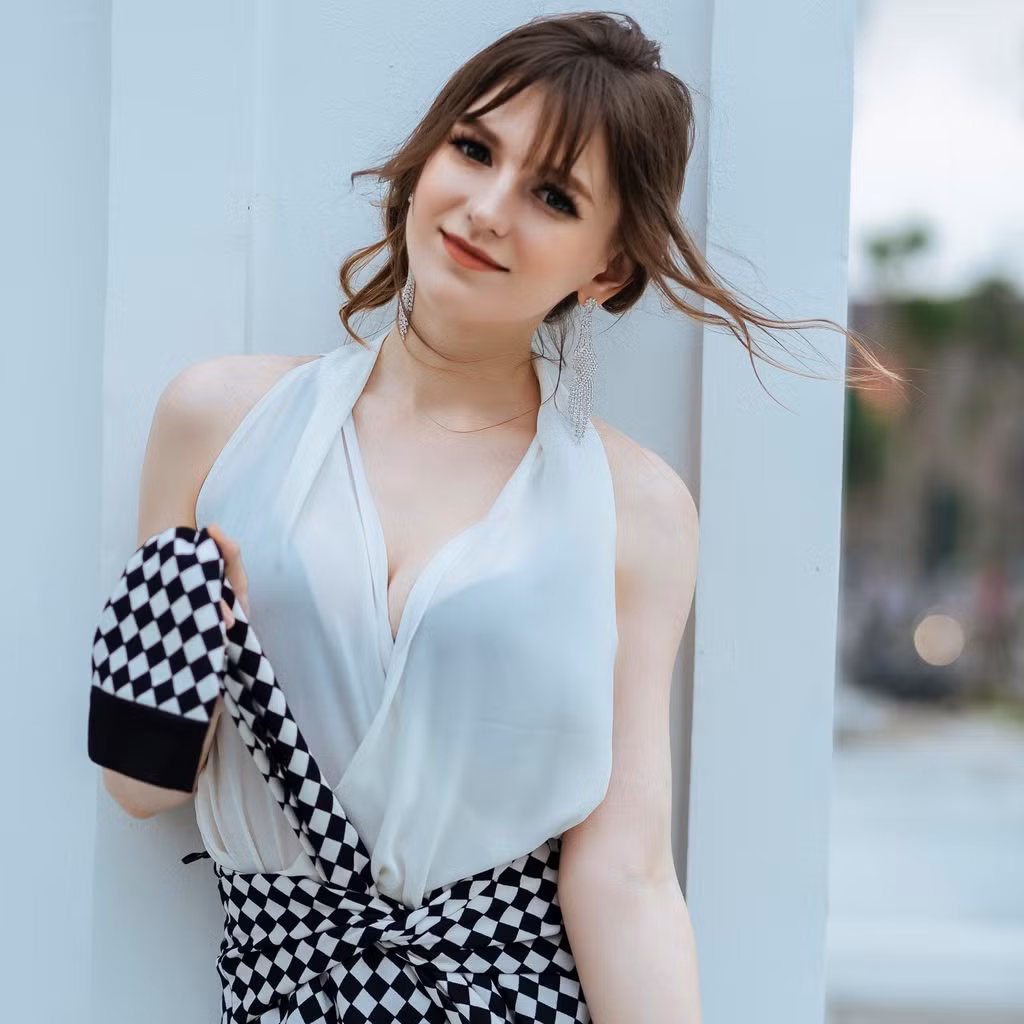 Alexandra sở hữu làn da trắng bật tone, mềm mại không tì vết.