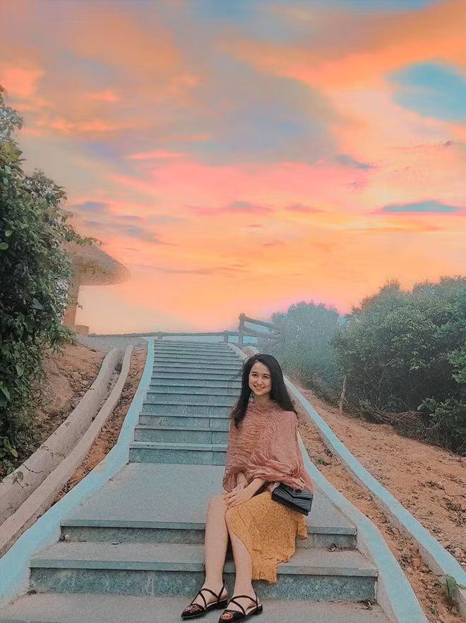 3 năm sau vụ lùm xùm, Angela Phan dần ổn định với cuộc sống riêng. Cô nàng vẫn xinh đẹp, trẻ trung nhưng theo đuổi phong cách trưởng thành.