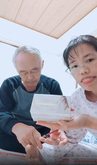 Đáp lại nhiều bình luận tiêu cực như "lấy chồng già vì tiền", "bất chấp để đổi đời", cô gái Việt chia sẻ rằng chỉ cần mình thấy vui là được, vì không ai sống hộ cuộc đời mình.