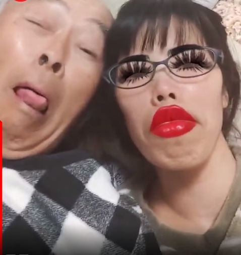 Có thể thấy, người chồng của cô với mái tóc bạc trắng đã khá lớn tuổi, thế nhưng cặp đôi vẫn thường có những giây phút nhí nhố bên cạnh nhau.