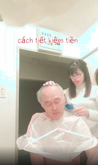 Những khoảnh khắc hàng ngày như cô gái tự tay cắt tóc cho chồng với dòng trạng thái "cách tiết kiệm tiền".