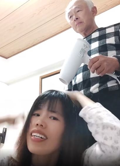 Người chồng của cô gái Nguyễn Mai còn tự tay sấy tóc cho cô.