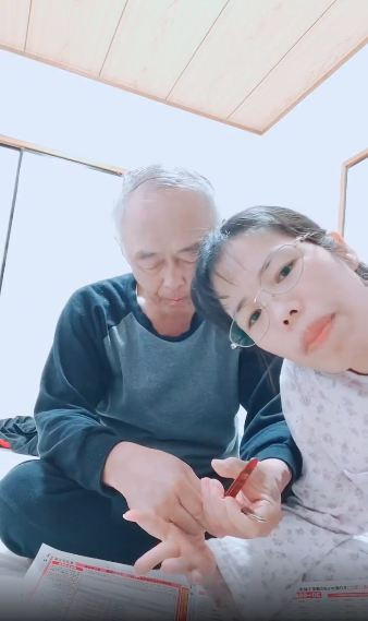 Chồng cô cũng tự cắt móng tay cho cô.