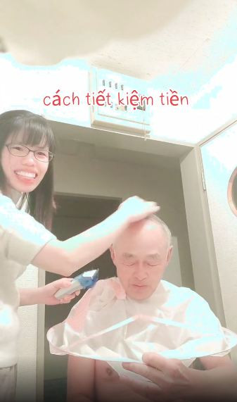 Cô gái vui vẻ và hạnh phúc bên mối tình có khoảng cách tuổi tác.