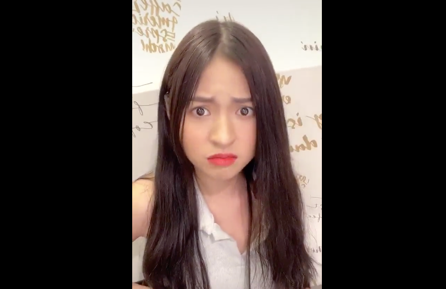 Ngay lập tức, clip trên trở thành tâm điểm chú ý của cộng đồng mạng với lượng tương tác cực cao. Nhiều bình luận cho rằng tất cả các clip được hot girl "bắp cần bơ" chính tay đăng tải thì đều xinh đẹp và thu hút, khác xa với hình ảnh chụp lén làm "náo loạn" mạng xã hội những ngày vừa qua.