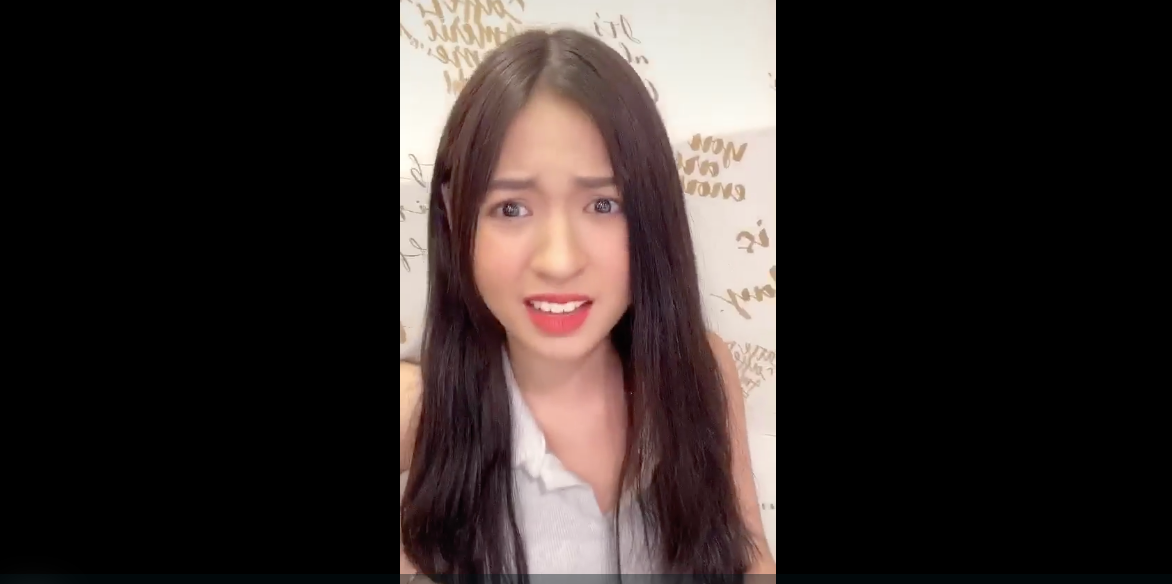 Mới đây, trong clip mới đăng tải trên Tik Tok, hot girl "bắp cần bơ" Trần Thanh Tâm nói về việc yêu thương bản thân mình. Cô nàng liên tục nói với giọng tức giận "đừng có để nó đùa giỡn nữa", "Xứng đáng tốt hơn mà", "Không có cần nó", "yêu thương bản thân mình đi". Cùng với đó là khuôn mặt cau có, khó chịu.