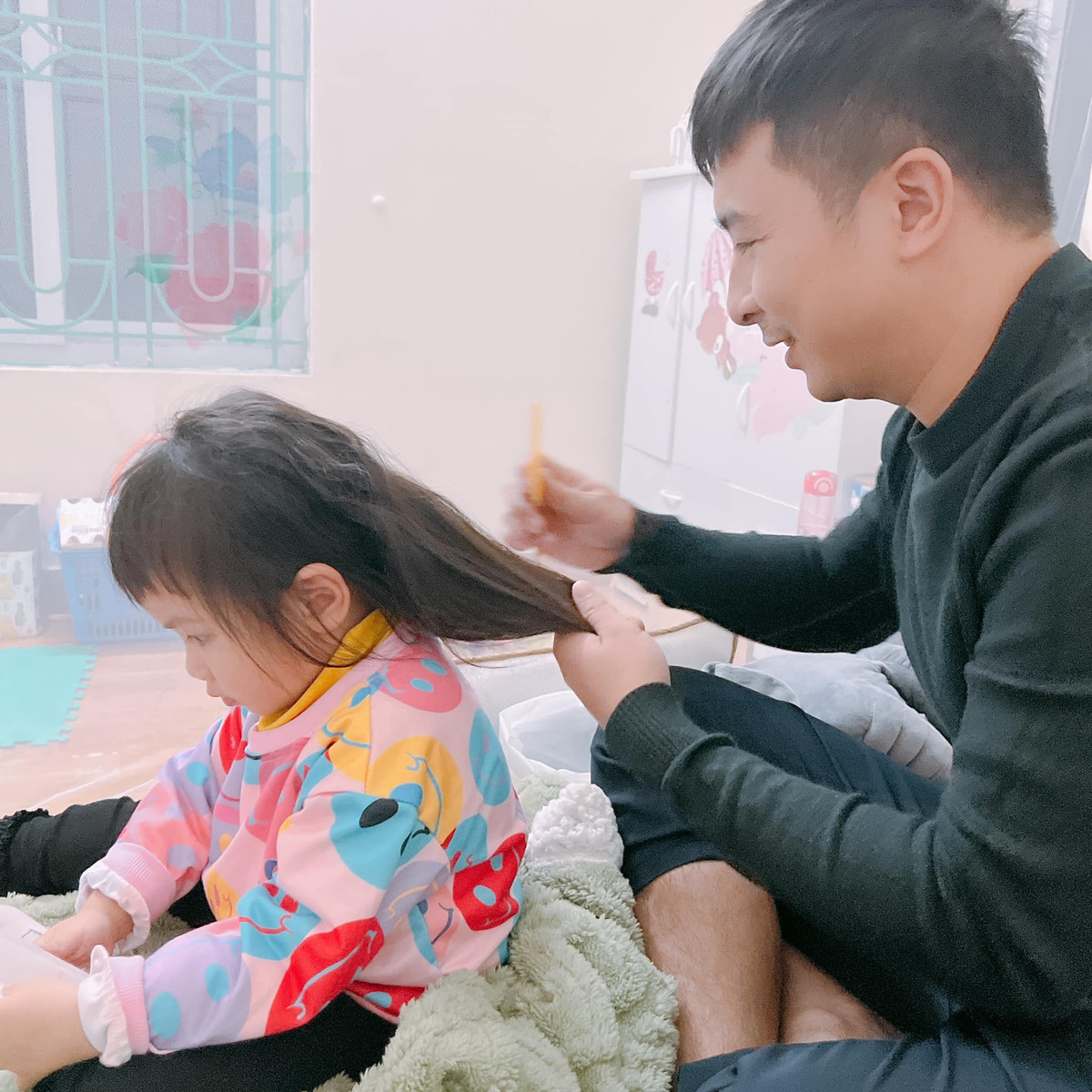 Me yen tam giao bo cat toc cho con va cai ket