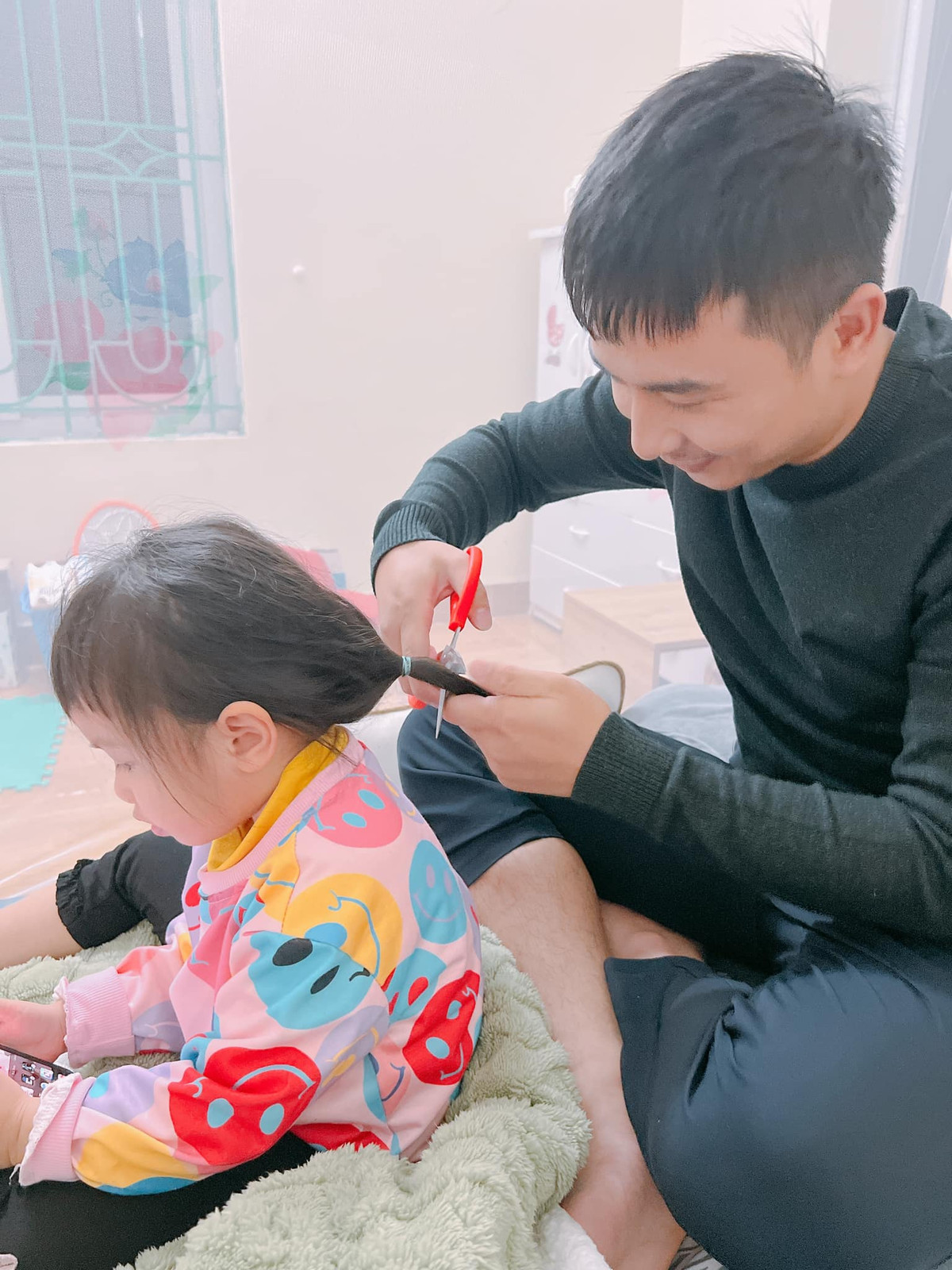 Và rồi dùng kéo cắt ngàng 1 đường cơ bản.