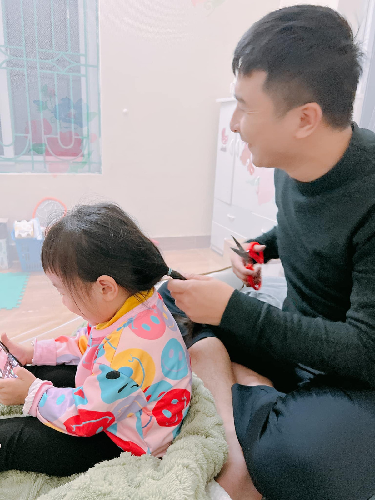 Nhìn hình ảnh này, netizen không khỏi thở dài và thầm cầu nguyện cho mái tóc xinh xắn.