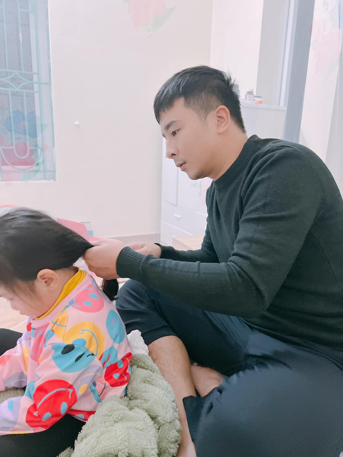 Ban đầu, ông bố này quyết định cột tóc con gái lại cho gọn trước.