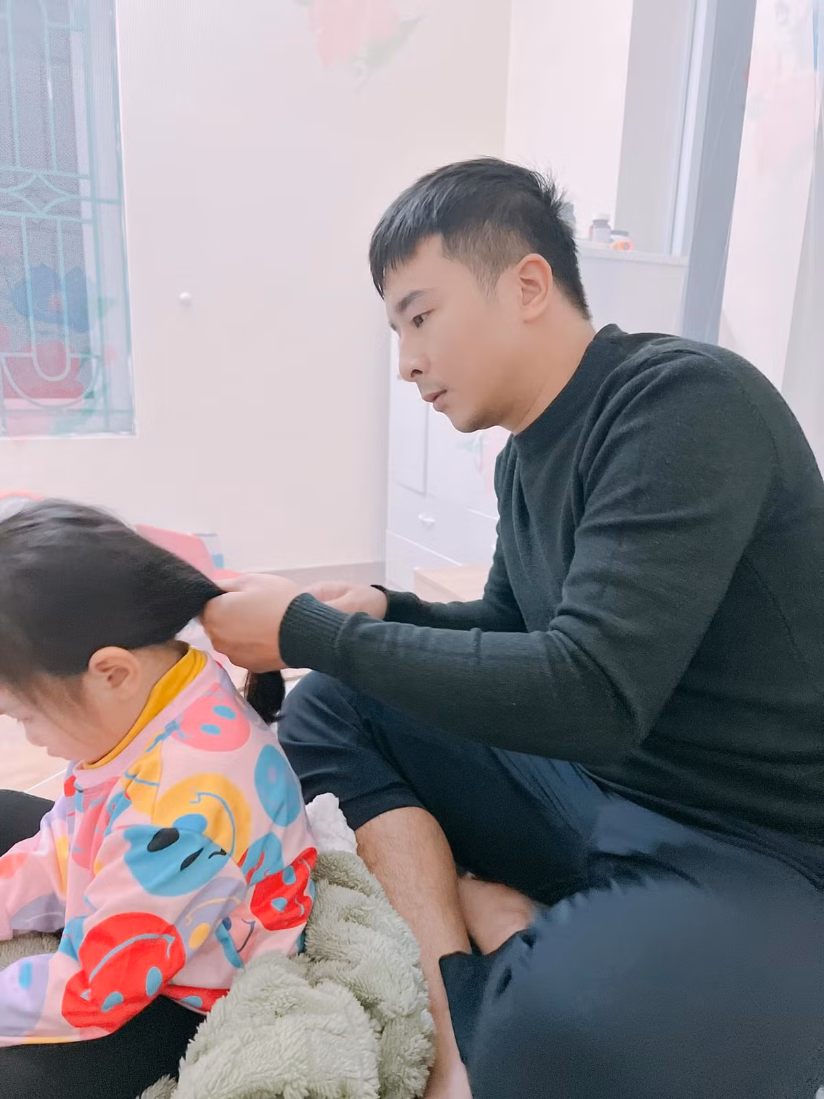 Ban đầu, ông bố này quyết định cột tóc con gái lại cho gọn trước.