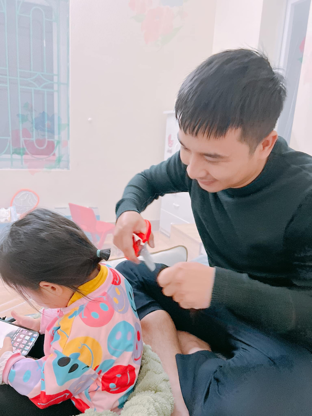 Kết quả khiến bà mẹ không khỏi thở dài. Nhiều người cũng cảm thấy vừa cười vừa thương khi nhìn thấy thành quả: "Mấy ông bố luôn có những cách kỳ lạ để chăm con, cách thì nhiều nhưng không mấy hiệu quả", "xin lỗi vì đã cười nha".