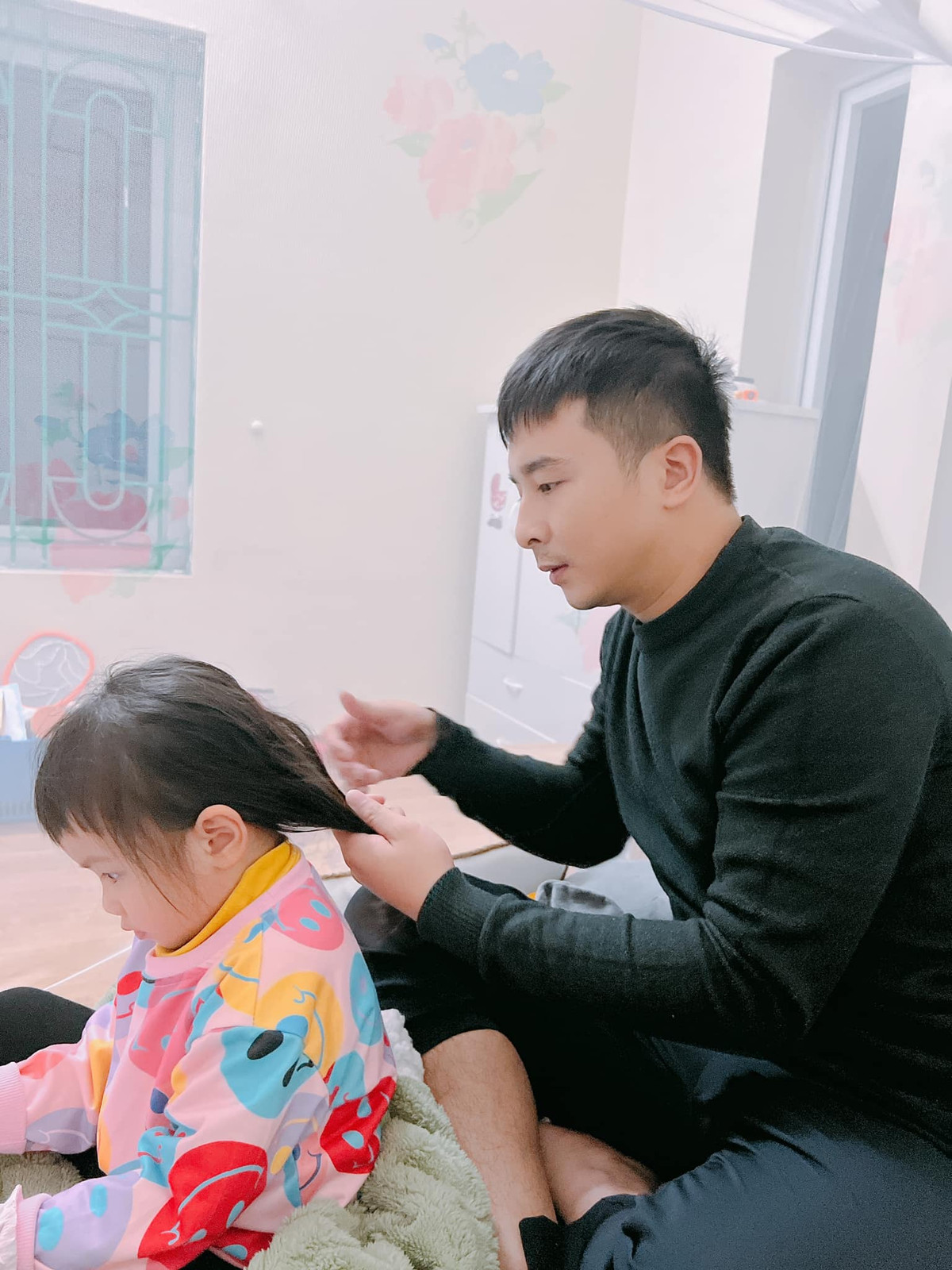 Trông cũng có vẻ rất chăm chú.