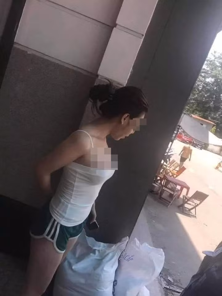 An mac ho bao duoi chan chung cu, gai xinh nhan cai ket dang