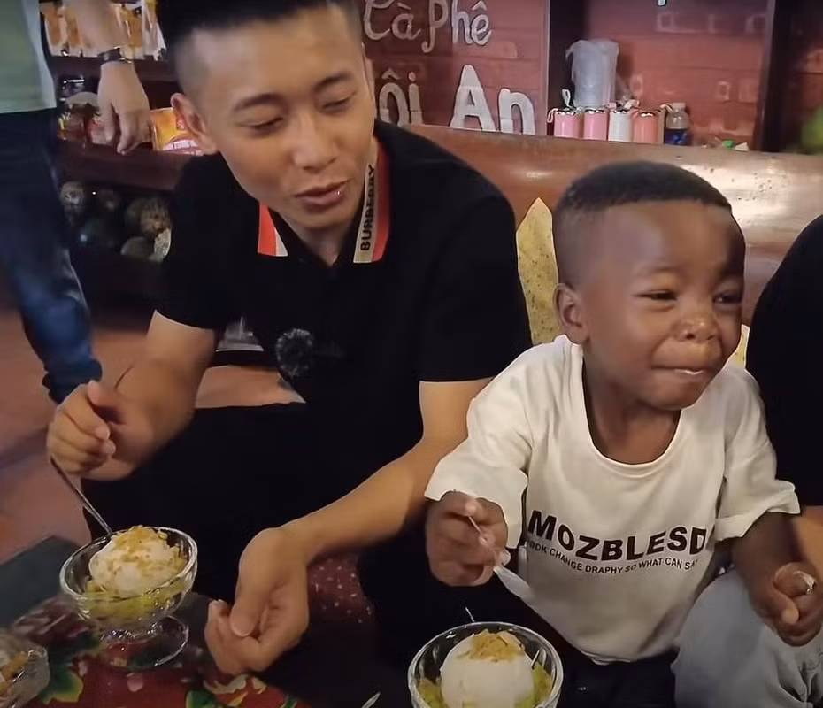 Vì quá thích thú, Lôi con đã thử một miếng kem thật to, vì vậy khi lạnh quá Lôi con phải nhăn nhó hết mặt mũi.