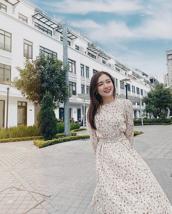 Cô nàng chân ngắn này còn rất biết cách ăn mặc để "hack" dáng triệt để. Dù không cao nhưng phong cách thời trang của Phương Thảo luôn rất đẹp mắt, không kém cạnh các hotgirl là bao. Cô nàng MC xinh đẹp này luôn có những bí kíp để "ăn gian" thêm độ dài cho đôi chân.