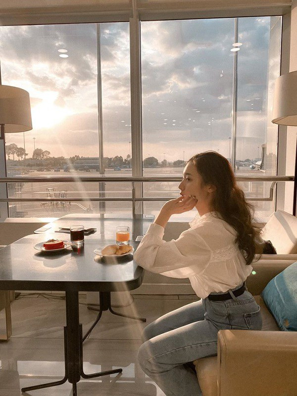 Áo blouse sơ vin cùng quần jeans cạp cao tạo cảm giác đôi chân của cô trở nên dài hơn.