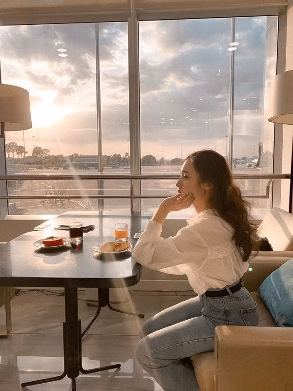 Áo blouse sơ vin cùng quần jeans cạp cao tạo cảm giác đôi chân của cô trở nên dài hơn.