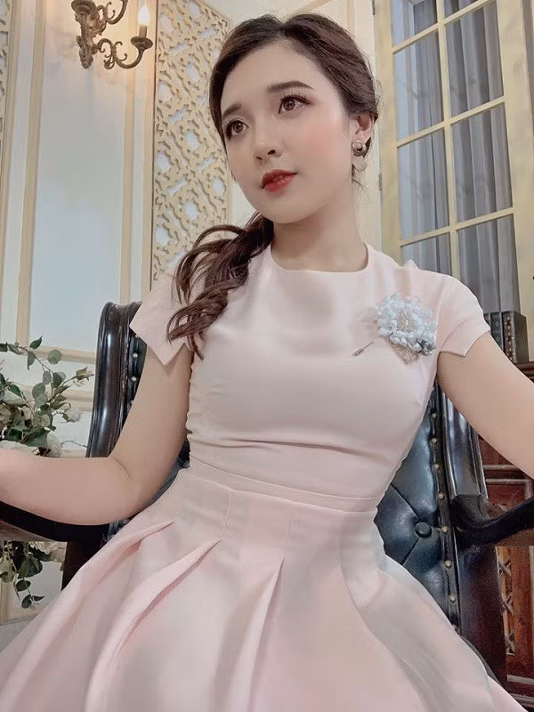 Nữ MC có một gu thời trang đầy tinh tế, không thua kém bất kỳ hotgirl nào.