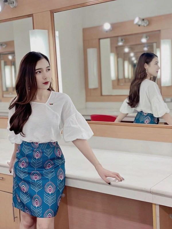 Ngoài vẻ chỉn chu và gọn gàng, cô nàng MC xinh xắn này cũng trông cao ráo hơn.
