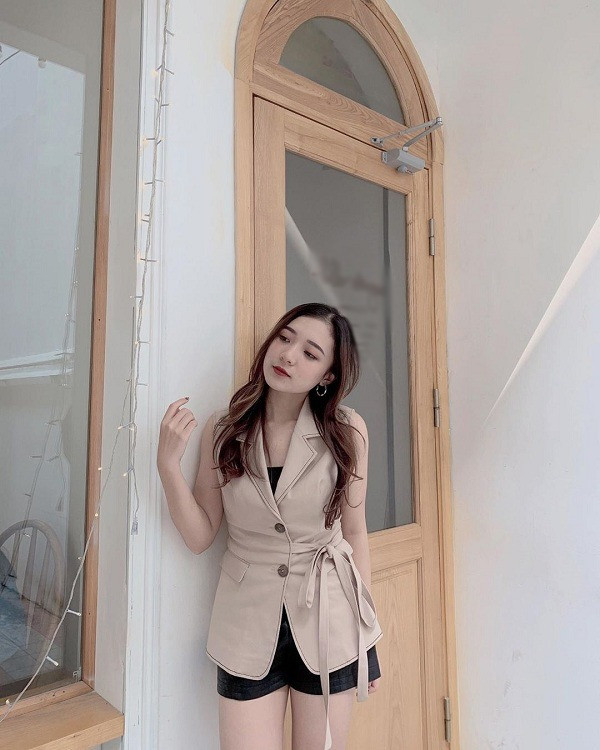 Ngoài ra, Phương Thảo cũng hay sơ vin áo với chân váy hoặc quần cạp cao. Bí kíp này sẽ giúp tạo hiệu ứng phần lưng ngắn đi, đôi chân thêm dài và thon gọn.