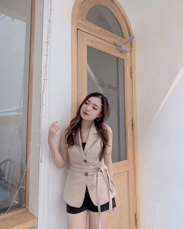 Ngoài ra, Phương Thảo cũng hay sơ vin áo với chân váy hoặc quần cạp cao. Bí kíp này sẽ giúp tạo hiệu ứng phần lưng ngắn đi, đôi chân thêm dài và thon gọn.