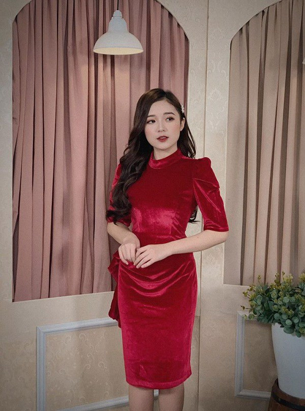 Phương Thảo đầy nổi bật trong chiếc đầm nhấn eo màu đỏ.