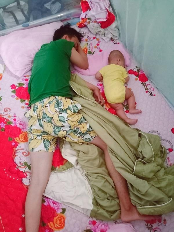 Ở phần bình luận, nhiều bà mẹ đã vừa cười vừa bất lực : ""Đấy, bố con nó giống nhau từ cái móng tay đến nết ăn nết ngủ, mặt như đúc cùng 1 khuôn", "nhiều lúc giận chồng mà nhìn qua con thấy giận nhân 2".